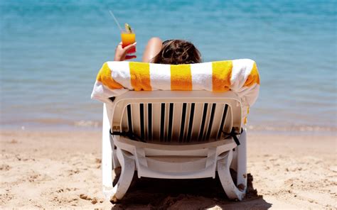 Koppel ontmoet een vreemde op het strand en heeft seks met